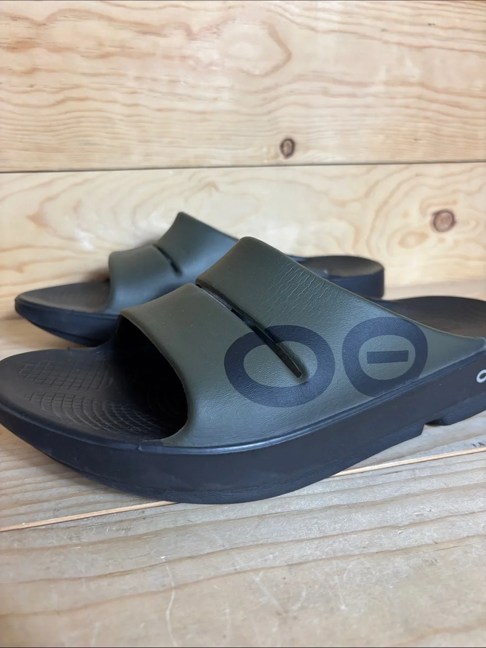 Oofos men’s slip on sandals